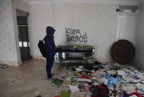 Sejumlah warga menyaksikan  rumah Anggota DPR Surya Utama atau Uya Kuya yang berantakan  setelah dirusak massa tak dikenal di Pondok Bambu, Jakarta Timur, Minggu (31/8/2025).