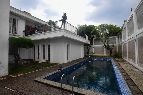 Sejumlah warga menyaksikan  rumah Anggota DPR Surya Utama atau Uya Kuya yang berantakan  setelah dirusak massa tak dikenal di Pondok Bambu, Jakarta Timur, Minggu (31/8/2025).