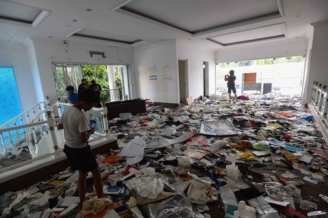 Sejumlah warga menyaksikan  rumah Anggota DPR Surya Utama atau Uya Kuya yang berantakan  setelah dirusak massa tak dikenal di Pondok Bambu, Jakarta Timur, Minggu (31/8/2025).