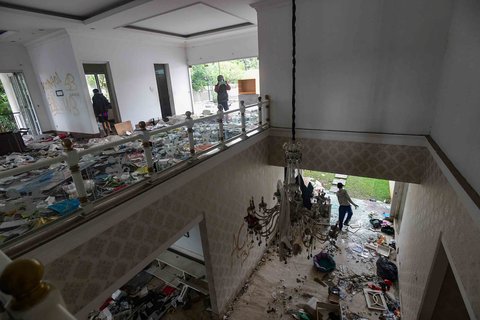 Sejumlah warga menyaksikan  rumah Anggota DPR Surya Utama atau Uya Kuya yang berantakan  setelah dirusak massa tak dikenal di Pondok Bambu, Jakarta Timur, Minggu (31/8/2025).