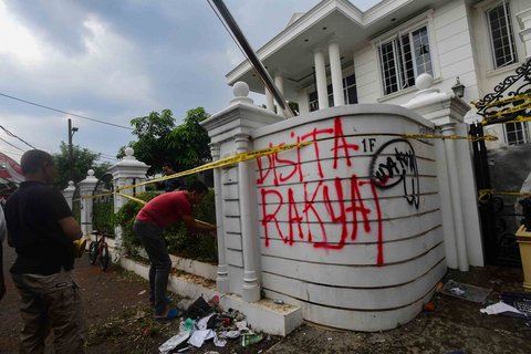 Polisi memasang garis police line di  rumah Anggota DPR Surya Utama atau Uya Kuya yang berantakan  setelah dirusak massa tak dikenal di Pondok Bambu, Jakarta Timur, Minggu (31/8/2025).