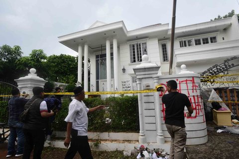 Polisi memasang garis police line di  rumah Anggota DPR Surya Utama atau Uya Kuya yang berantakan  setelah dirusak massa tak dikenal di Pondok Bambu, Jakarta Timur, Minggu (31/8/2025).