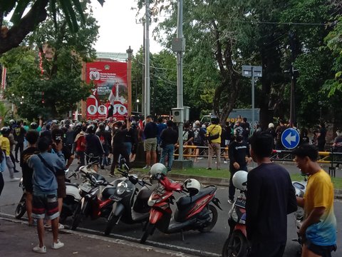 Aksi unjuk rasa yang terjadi di wilayah Polda Bali dan Gedung DPRD Bali, pada Sabtu (31/8)