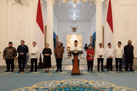Presiden Prabowo Subianto (tengah) didampingi (kiri ke kanan) Sekjen PKS Muhammad Kholid, Waketum Partai Demokrat Edhie Baskoro Yudhoyono, Ketua DPD Sultan Bachtiar Najamudin, Ketua DPR Puan Maharani, Ketua MPR Ahmad Muzani, Ketua Umum PDIP sekaligus Presiden ke-5 RI Megawati Soekarnoputri, Ketum Partai Golkar Bahlil Lahadalia, Ketum PKB Muhaimin Iskandar, Ketum PAN Zulkifli Hasan dan Ketum Partai NasDem Surya Paloh menyampaikan keterangan pers di Istana Merdeka, Jakarta, Minggu (31/8/2025).