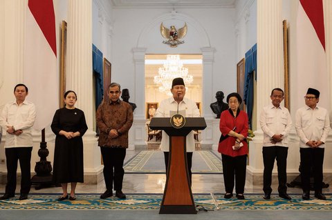 Presiden Prabowo Subianto (tengah) didampingi (kiri ke kanan) Ketua DPD Sultan Bachtiar Najamudin, Ketua DPR Puan Maharani, Ketua MPR Ahmad Muzani, Ketua Umum PDIP sekaligus Presiden ke-5 RI Megawati Soekarnoputri, Ketum Partai Golkar Bahlil Lahadalia dan Ketum PKB Muhaimin Iskandar menyampaikan keterangan pers di Istana Merdeka, Jakarta, Minggu (31/8/2025).