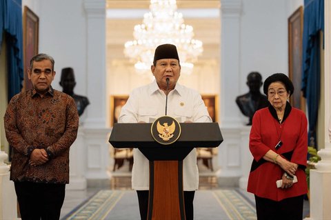 Presiden Prabowo Subianto didampingi Ketua MPR Ahmad Muzani (kiri) dan Ketua Umum PDIP sekaligus Presiden ke-5 RI Megawati Soekarnoputri menyampaikan keterangan pers di Istana Merdeka, Jakarta, Minggu (31/8/2025).