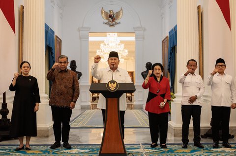 Presiden Prabowo Subianto (tengah) didampingi (kiri ke kanan), Ketua DPR Puan Maharani, Ketua MPR Ahmad Muzani, Ketua Umum PDIP sekaligus Presiden ke-5 RI Megawati Soekarnoputri, Ketum Partai Golkar Bahlil Lahadalia dan  Ketum PKB Muhaimin Iskandar menyampaikan keterangan pers di Istana Merdeka, Jakarta, Minggu (31/8/2025).