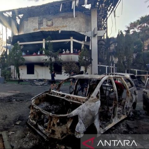 Jumlah korban jiwa insiden pembakaran Kantor DPRD Makassar terus bertambah, kini mencapai empat orang. Siapa saja mereka dan bagaimana nasib korban lainnya?