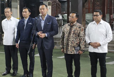 Ketua Umum Partai Demokrat Agus Harimurti Yudhoyono (AHY) tengah bersama (ki-ka) Kepala Bappilu Demokrat Iftitah Sulaiman Suryanagara, Waketum Demokrat Edhie Baskoro Yudhoyono (Ibas), Sekjen Demokrat Herman Khaeron dan Waketum Demokrat Teuku Riefky Harsya memberikan keterangan di Pendopo Puri Cikeas, Bogor, Jawa Barat, Minggu (31/08/2025).