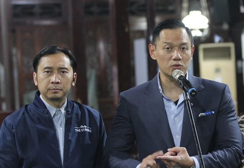 Ketua Umum Partai Demokrat Agus Harimurti Yudhoyono (AHY) tengah bersama, Waketum Demokrat Edhie Baskoro Yudhoyono  memberikan keterangan di Pendopo Puri Cikeas, Bogor, Jawa Barat, Minggu (31/08/2025).