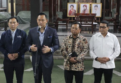 Ketua Umum Partai Demokrat Agus Harimurti Yudhoyono (AHY) tengah bersama (ki-ka) Waketum Demokrat Edhie Baskoro Yudhoyono (Ibas), Sekjen Demokrat Herman Khaeron dan Waketum Demokrat Teuku Riefky Harsya memberikan keterangan di Pendopo Puri Cikeas, Bogor, Jawa Barat, Minggu (31/08/2025).