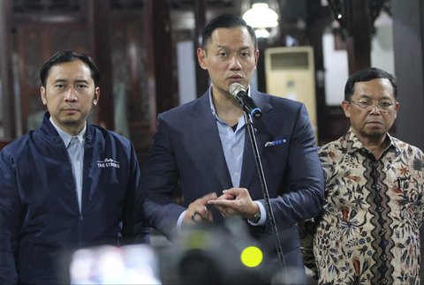 Ketua Umum Partai Demokrat Agus Harimurti Yudhoyono (AHY) tengah bersama (ki-ka), Waketum Demokrat Edhie Baskoro Yudhoyono (Ibas) dan  Sekjen Demokrat Herman Khaeron memberikan keterangan di Pendopo Puri Cikeas, Bogor, Jawa Barat, Minggu (31/08/2025).