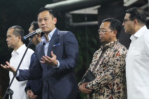 Ketua Umum Partai Demokrat Agus Harimurti Yudhoyono (AHY) memberikan keterangan di Pendopo Puri Cikeas, Bogor, Jawa Barat, Minggu (31/08/2025).