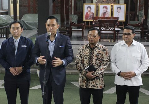 Ketua Umum Partai Demokrat Agus Harimurti Yudhoyono (AHY) tengah bersama (ki-ka) Waketum Demokrat Edhie Baskoro Yudhoyono (Ibas), Sekjen Demokrat Herman Khaeron dan Waketum Demokrat Teuku Riefky Harsya memberikan keterangan di Pendopo Puri Cikeas, Bogor, Jawa Barat, Minggu (31/08/2025).