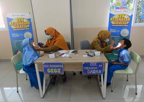Murid sekolah dasar dicek kesehatan mulutnya saat kegiatan Cek Kesehatan Gratis (CKG) di SD Prestasi Global, Depok, Jawa Barat, Senin (04/08/2025).
