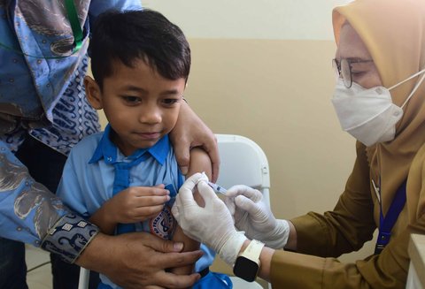 Murid sekolah dasar mendapatkan imunisasi vaksin rubella MR saat kegiatan Cek Kesehatan Gratis (CKG) di SD Prestasi Global, Depok, Jawa Barat, Senin (04/08/2025).