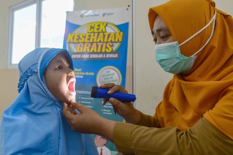Murid sekolah dasar dicek kesehatan mulutnya kegiatan Cek Kesehatan Gratis (CKG) di SD Prestasi Global, Depok, Jawa Barat, Senin (04/08/2025).