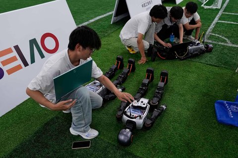 Teknisi memeriksa robot humanoid Booster  menjelang World Humanoid Robot Games 2025 yang dijadwalkan mulai 14 hingga 17 Agustus di Beijing, Tiongkok, Senin (04/08/2025).