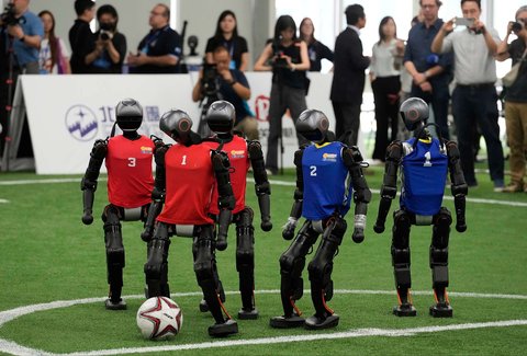 Robot humanoid saat bermain sepak bola dalam pertandingan eksibisi menjelang World Humanoid Robot Games 2025 yang dijadwalkan mulai 14 hingga 17 Agustus di Beijing, Tiongkok, Senin (04/08/2025).