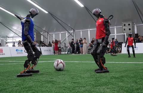 Robot humanoid saat bermain sepak bola dalam pertandingan eksibisi menjelang World Humanoid Robot Games 2025 yang dijadwalkan mulai 14 hingga 17 Agustus di Beijing, Tiongkok, Senin (04/08/2025).