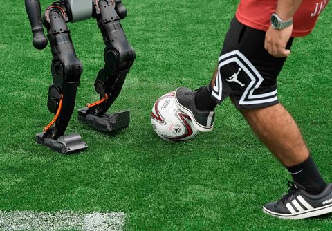 Robot humanoid Ooster memperagakan keterampilan dengan bermain sepak bola menjelang World Humanoid Robot Games 2025 yang dijadwalkan mulai 14 hingga 17 Agustus di Beijing, Tiongkok, Senin (04/08/2025).