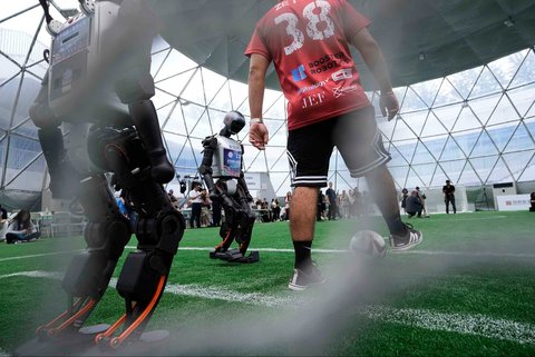 Robot humanoid Ooster memperagakan keterampilan dengan bermain sepak bola menjelang World Humanoid Robot Games 2025 yang dijadwalkan mulai 14 hingga 17 Agustus di Beijing, Tiongkok, Senin (04/08/2025).