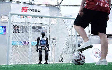 Robot humanoid Ooster memperagakan keterampilan dengan bermain sepak bola menjelang World Humanoid Robot Games 2025 yang dijadwalkan mulai 14 hingga 17 Agustus di Beijing, Tiongkok, Senin (04/08/2025).