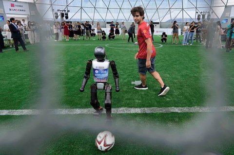 Robot humanoid Ooster memperagakan keterampilan dengan bermain sepak bola menjelang World Humanoid Robot Games 2025 yang dijadwalkan mulai 14 hingga 17 Agustus di Beijing, Tiongkok, Senin (04/08/2025).