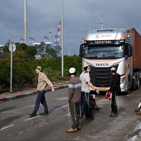 Truk-truk bantuan untuk warga Palestina yang masuk ke Gaza lewat penyebrangan Karem Abu Salem mendapat pengadangan dari warga Israel.<br /><br />Sejumlah warga Israel melakukan aksi protes dengan memblokir akses bagi truk bantuan tersebut untuk masuk ke Gaza.