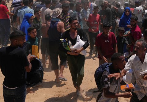Warga Palestina berebut  mengambil bantuan kemanusiaan yang dijatuhkan dengan parasut ke Zawaida di Jalur Gaza tengah, Senin (04/08/2025).
