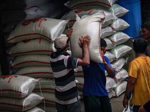 Berdasarkan Panel Harga Badan Pangan Nasional (Bapanas), Rabu (17/4/2024) pukul 14.39 WIB, harga beras premium turun tipis -0,12% atau Rp20 menjadi Rp16.010 per kilogram. (Liputan6.com/Angga