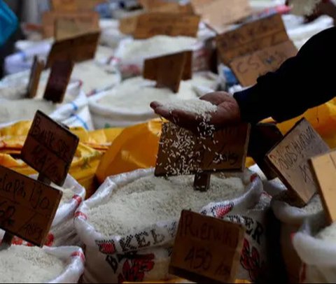 Berdasarkan Panel Harga Badan Pangan Nasional (Bapanas), Rabu (17/4/2024) pukul 14.39 WIB, harga beras premium turun tipis -0,12% atau Rp20 menjadi Rp16.010 per kilogram. (Liputan6.com/Angga