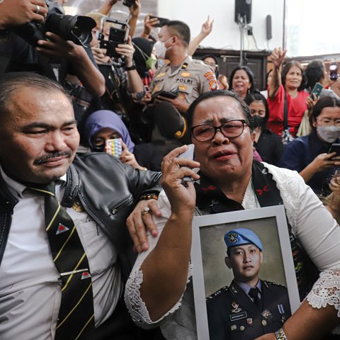 Ibu Brigadir Joshua, Rosti Simanjuntak menangis mendengarkan vonis Majelis Hakim dalam persidangan kasus pembunuhan berencana terhadap putranya dengan terdakwa Ferdy Sambo di Pengadilan Negeri Jakarta Selatan, Jakarta, Senin (13/2/2023). Dalam sidang tersebut, Majelis Hakim memvonis Ferdy Sambo dengan hukuman mati. (Liputan6.com/Faizal Fanani)