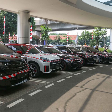 Deretan mobil mewah milik saudagar minyak Mohammad Riza Chalid terparkir di halaman Gedung Kejaksaan Agung, Jakarta, Selasa (05/08/2025).