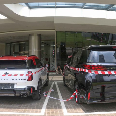 Deretan mobil mewah milik saudagar minyak Mohammad Riza Chalid terparkir di halaman Gedung Kejaksaan Agung, Jakarta, Selasa (05/08/2025).