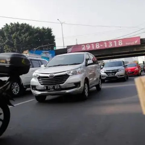 Sejumlah kendaraan melintas di kawasan Jalan Sudirman, Jakarta, Rabu (11/8/2021). Mulai 12 Agustus 2021, Polda Metro Jaya bakal kembali menerapkan aturan ganjil genap di sejumlah ruas jalan I