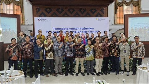 Penyerahan Renewable Energy Certificate (REC) yang diterima oleh VP Network/IT Stra, Tech, &  Architecture Telkom Ermono Liman Prabowo.