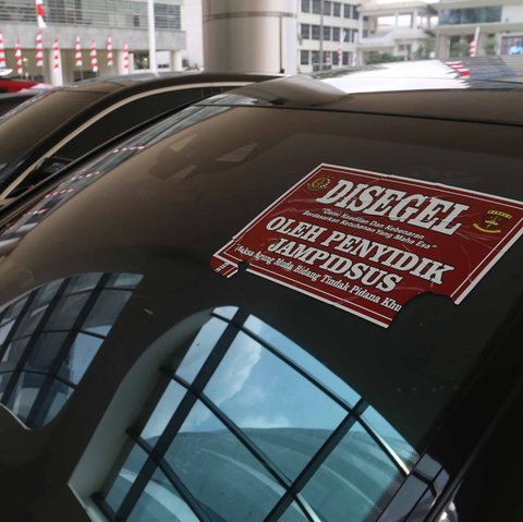 Deretan mobil mewah milik saudagar minyak Mohammad Riza Chalid terparkir di halaman Gedung Kejaksaan Agung, Jakarta, Selasa (05/08/2025).