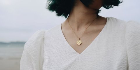 Ilustrasi Kalung Emas Tipis