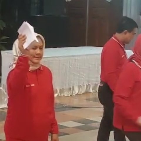 Momen Iriana Jokowi Joget dan Nyawer Karyawan Saat Lomba 17-an