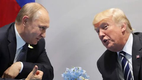 Presiden AS, Donald Trump (kanan) berbincang dengan Presiden Rusia Vladimir Putin saat bertemu di KTT G20, di Hamburg, Jerman (7/7). Pertemuan pemimpin negara adidaya ini untuk memperbaiki hu