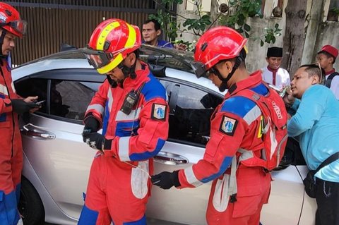 Seorang balita berusia dua tahun berhasil dievakuasi oleh petugas Gulkarmat Jakarta Utara setelah terkunci di dalam mobil di Jalan Bandar Dua, Koja, Jumat siang.