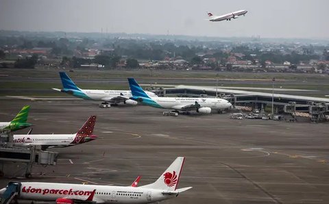 Aktivitas penerbangan di areal Bandara Soekarno Hatta, Tangerang, Banten, Kamis (16/5/2019). Berdasarkan hasil Rapat Koordinasi antara Kementerian Bidang Perekonomian dan Kementerian Perhu