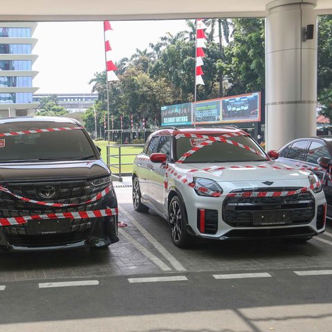 Deretan mobil mewah milik saudagar minyak Mohammad Riza Chalid terparkir di halaman Gedung Kejaksaan Agung, Jakarta, Selasa (05/08/2025).