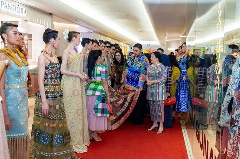 Ketua DPR RI Puan Maharani menghadiri peluncuran lini fashion wastra nusantara baru bertajuk NusaNova