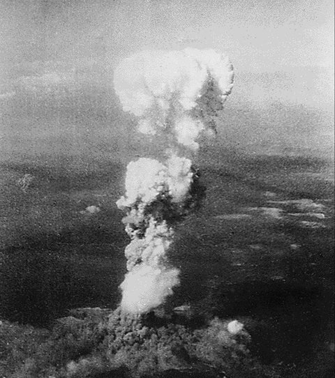 Foto arsip dari Arsip Nasional AS yang diambil pada 6 Agustus 1945 ini menunjukkan asap mengepul setinggi 6.000 meter di atas Kota Hiroshima, Jepang.