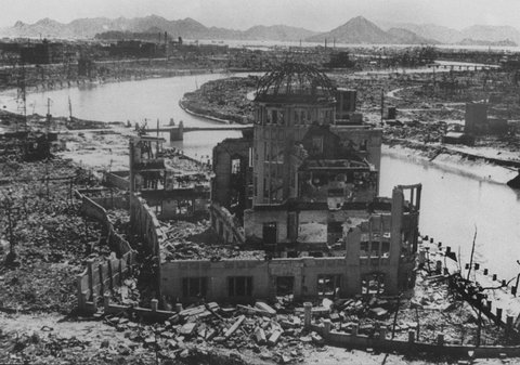 Foto tertanggal September 1945 yang menunjukkan sisa-sisa Gedung Promosi Industri Prefektur setelah pengeboman Hiroshima, yang kemudian sekarang sebagai Kubah Bom Atom di Kota Hiroshima, Jepang.