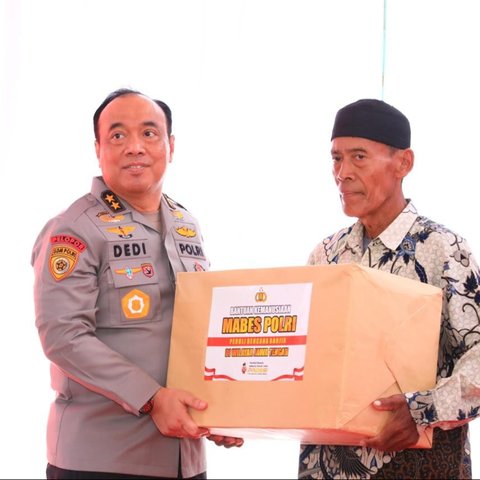As-SDM Kapolri dan Rombongan Hibur Anak-anak Korban Banjir Demak di Posko Trauma Healing