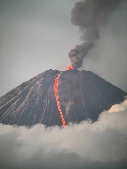 Erupsi  Gunung Klyuchevskoy yang merupakan salah satu gunung berapi aktif tertinggi di dunia di Semenanjung Kamchatka utara, Laut Merah Rusia, Senin (04/08/2025) waktu setempat