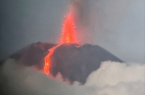 Erupsi  Gunung Klyuchevskoy yang merupakan salah satu gunung berapi aktif tertinggi di dunia di Semenanjung Kamchatka utara, Laut Merah Rusia, Senin (04/08/2025) waktu setempat
